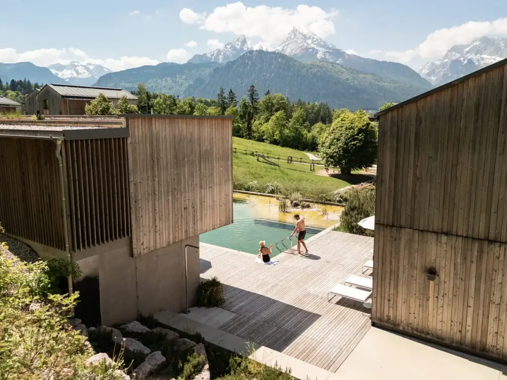 Naturbadeteich im Kulturhof Stangass, im Hintergrund der Watzmann
